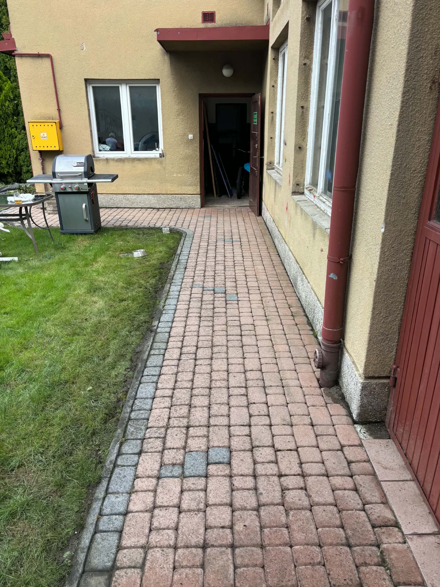 Czyszczenie kostki brukowej — po
